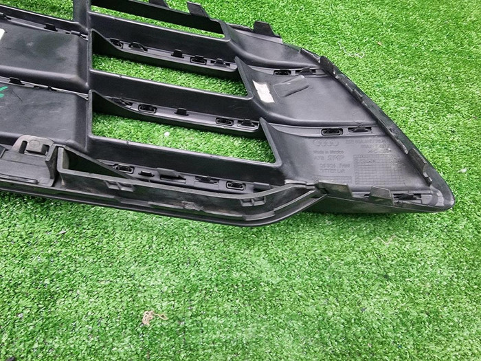 Решетка переднего бампера левая Audi SQ5 2 (17-20)