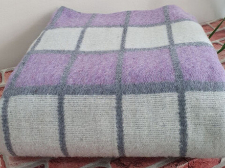 Одеяло полушерстяное "ВВ. БЕЛО-СЕРО-СИРЕНЕВАЯ КЛЕТКА-3" ОПШ-1, 50% шерсть, плотность 400 г/м2, Россия.
