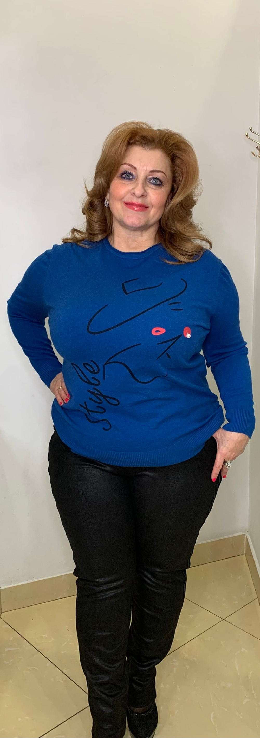 Синий джемпер-толстовка с черным принтом