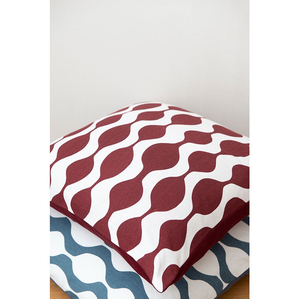 Чехол на подушку Traffic, бордового цвета из коллекции Cuts&amp;Pieces, 45х45 см