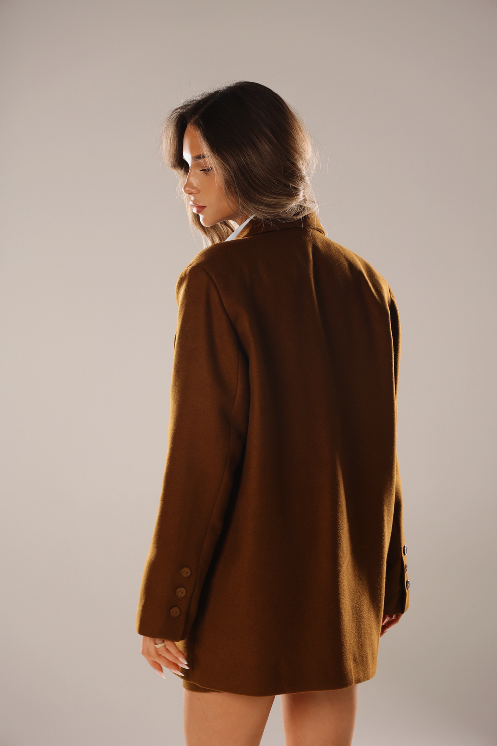 Пальто-пиджак с юбкой в карамельном цвете