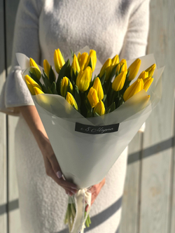 Яркий букет из желтых тюльпанов от Флора Маркет