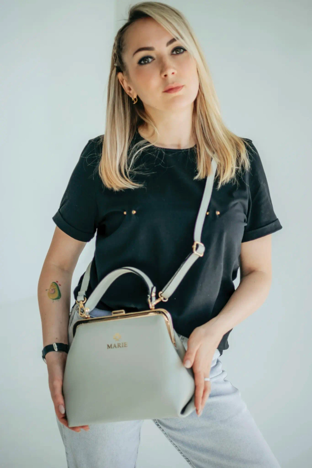 Женская кросс-боди сумка с фермуаром натуральная кожа светло-серая