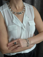 Колье из прямоугольных звеньев с прямоугольным серым кристаллом, матовое серебро