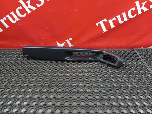 Подлокотник двери правой