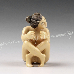 Нэцкэ Обнаженная красавица в позе йоги