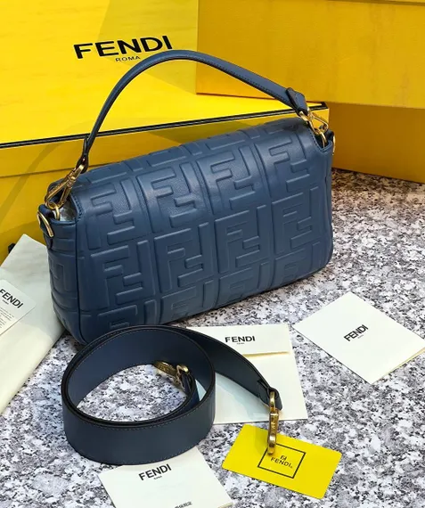 Сумка из кожи Fendi Baguette синий