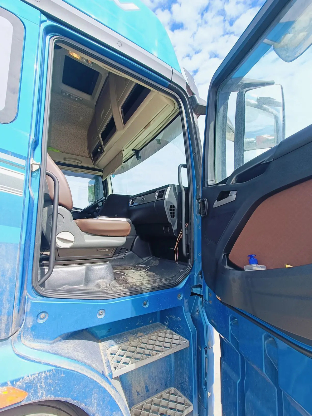 FAW J7 4x2 Седельный тягач CA4180P77K25E5 (Дизельный, 12,5 л, 553 л.с., АТ)