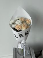 Кулек из хризантемы, кустовой пионовидной розы