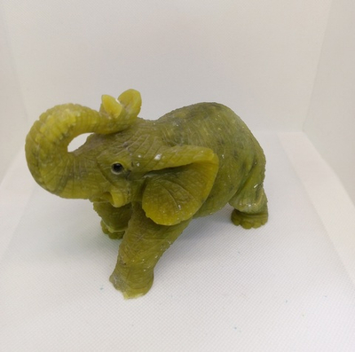 Фигурка слона из жадеита