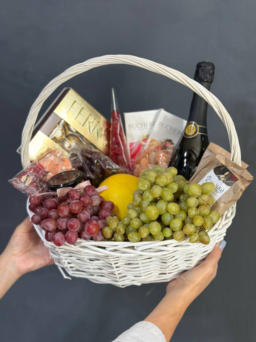 Подарочная новогодняя корзина с шампанским и закусками