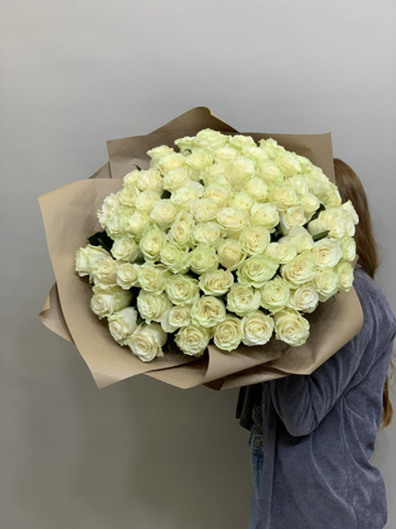 Букет 75 белых роз Эквадор 50см в крафте