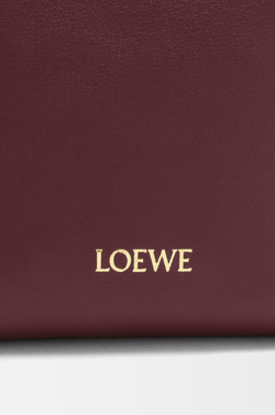Loewe Сумка-мешок Pebble из гладкой телячьей кожи, бургунди