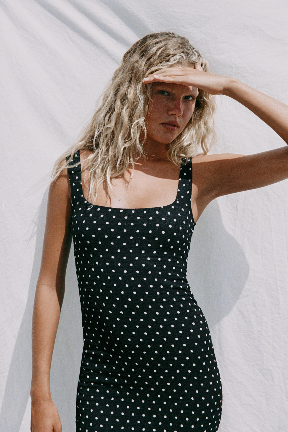 ZARA ПЛАТЬЕ МИДИ ИЗ РЕЛЬЕФНОЙ ТКАНИ, БЕЛЫЙ/ЧЕРНЫЙ