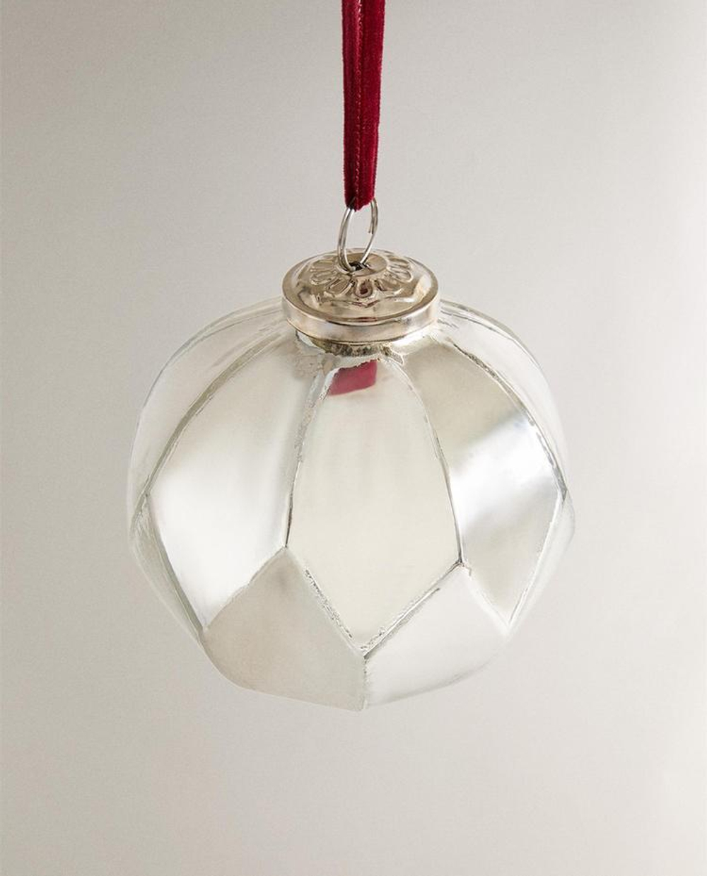 ZARA HOME ЕЛОЧНЫЙ ШАР С РЕЛЬЕФНЫМ УЗОРОМ «РОМБЫ», СЕРЕБРЯНЫЙ