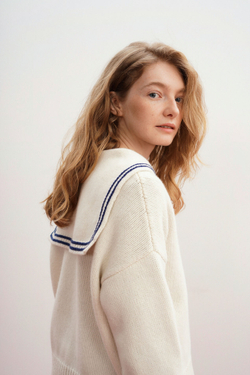 Пуловер с воротником-морячкой из мериноса молочного цвета