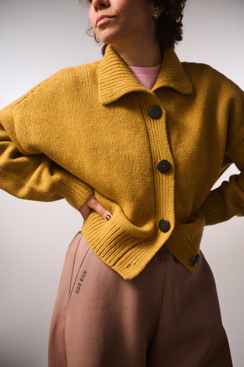 Кардиган с отложным воротником из мериноса горчичного цвета