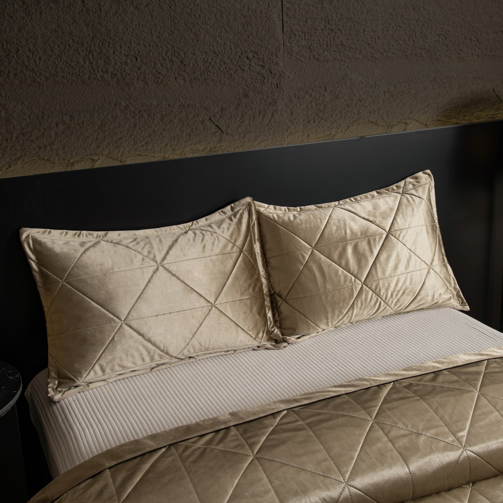 Велюровое покрывало в клетку с наволочками OVL030