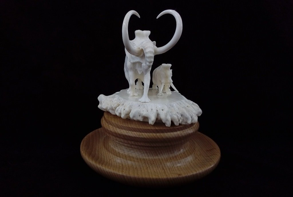 Мать и дитя, скульптура, резная кость, тюменский сувенир
