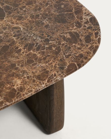 Приставной столик Pirita из коричневого мрамора с ножками из дуба с темной отделкой, 71 x 70 см
