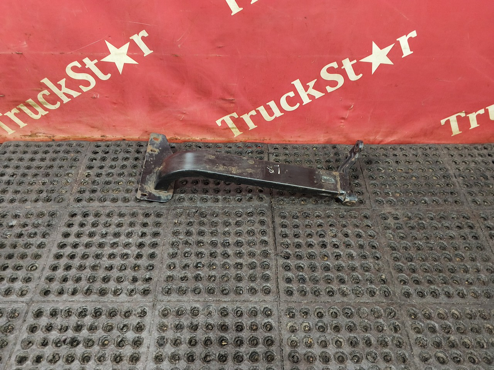 Кронштейн бампера левый