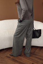 Брюки с защипами прямого кроя