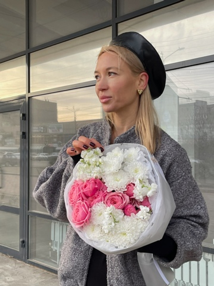 Букет из хризаентемы, яркой кустовой пионовидной розы и маттиолы