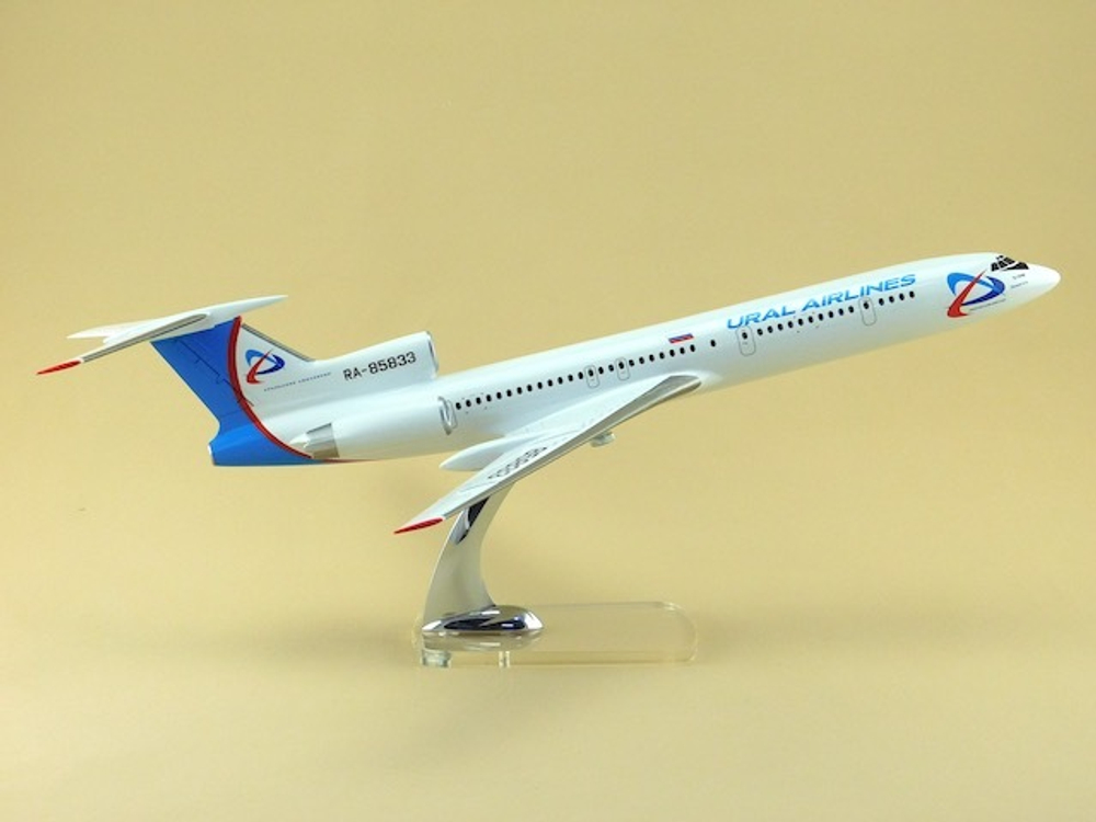 Модель самолета Ту-154М (М1:100, Ural Airlines)