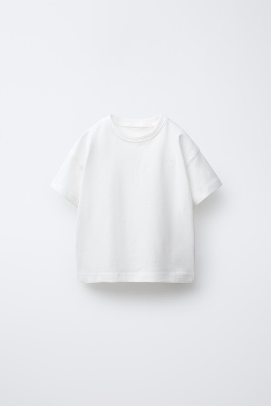 ZARA БАЗОВАЯ ФУТБОЛКА С ВЫШИТЫМ СЕРДЦЕМ, БЕЛЫЙ