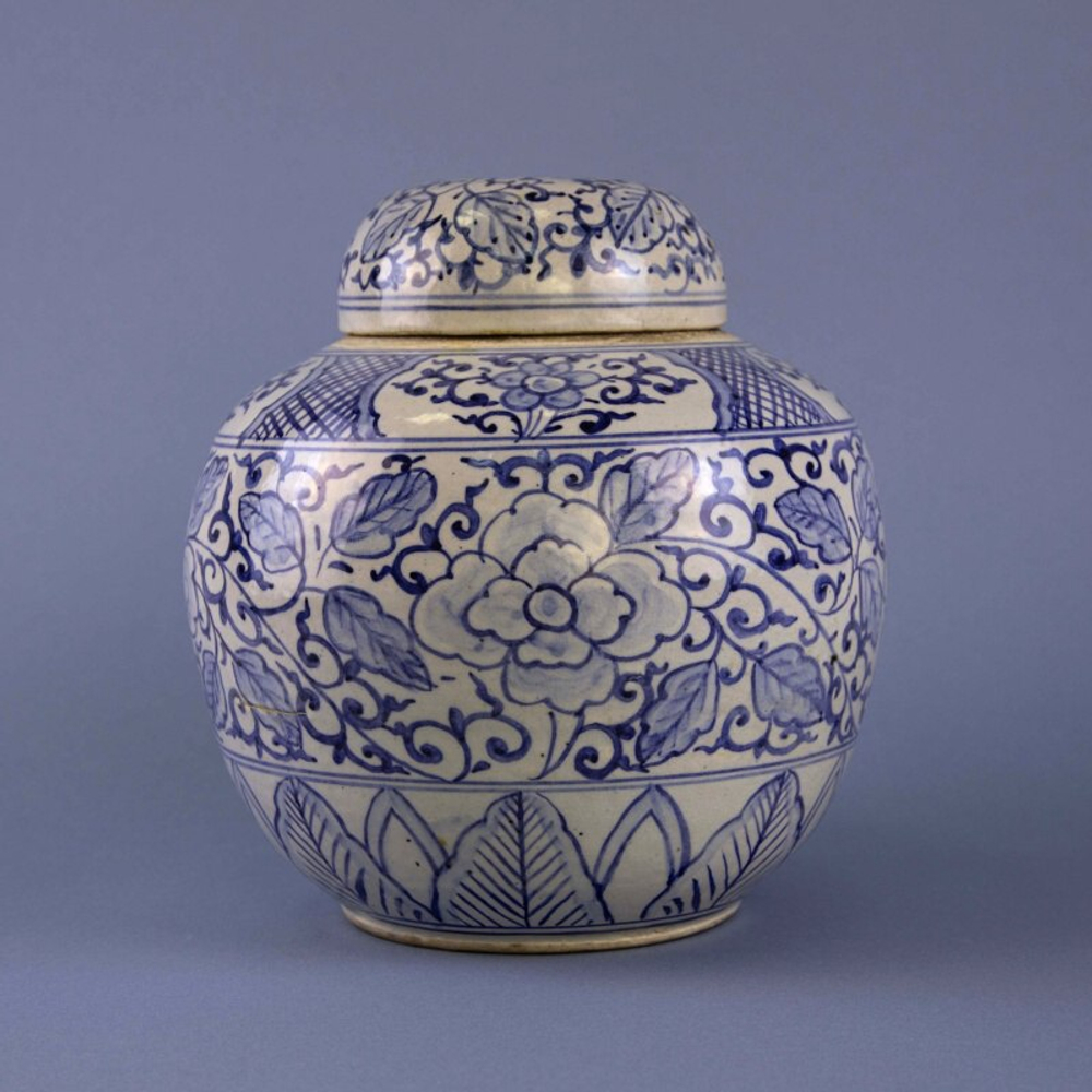 Ваза в бело-синих тонах с крышкой