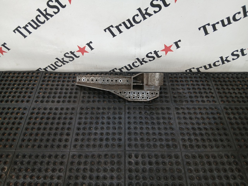 Кронштейн подножки левый