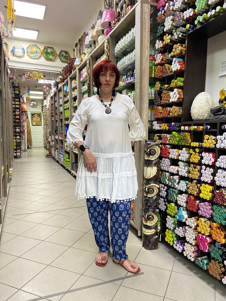 Блузка Meet с открытыми плечами Meet c рюшью и помпонами на подоле и рукавах цвет белый вискоза