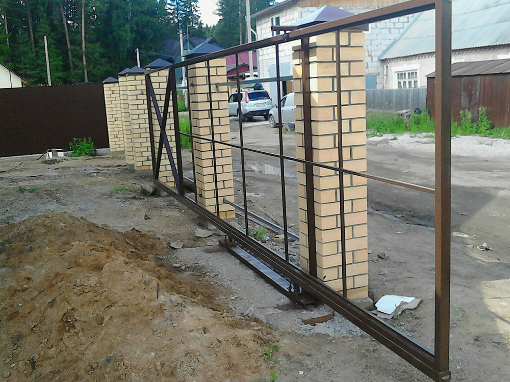 Откатные ворота под проём 4000 мм, высота 2000 мм.