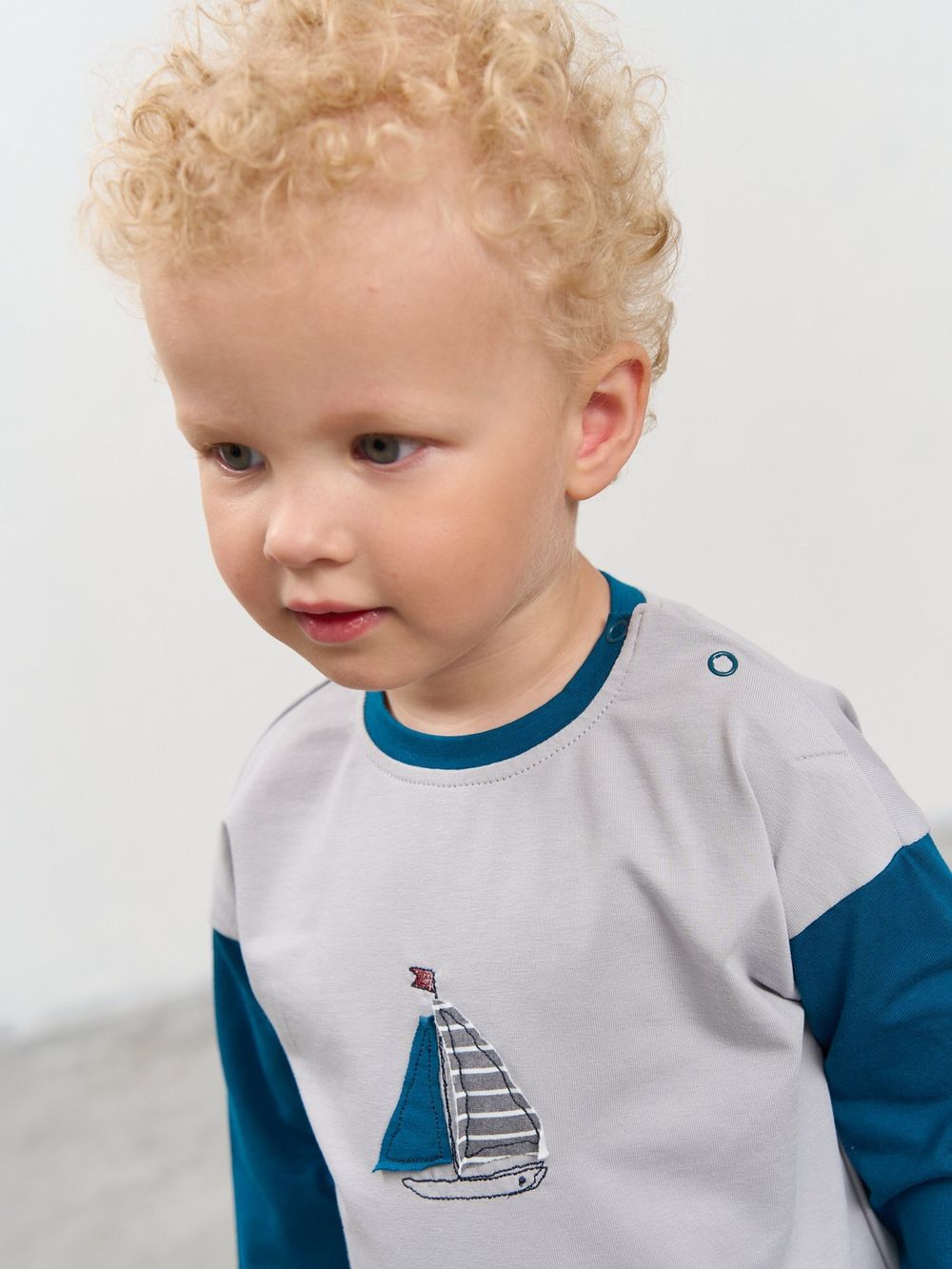 Лонгслив Колор блок "Туман" с принтом 0+