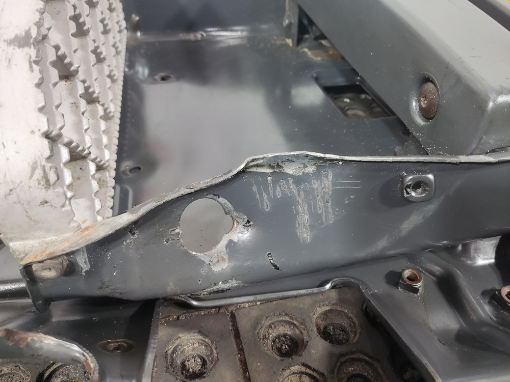 Корпус подножек правый