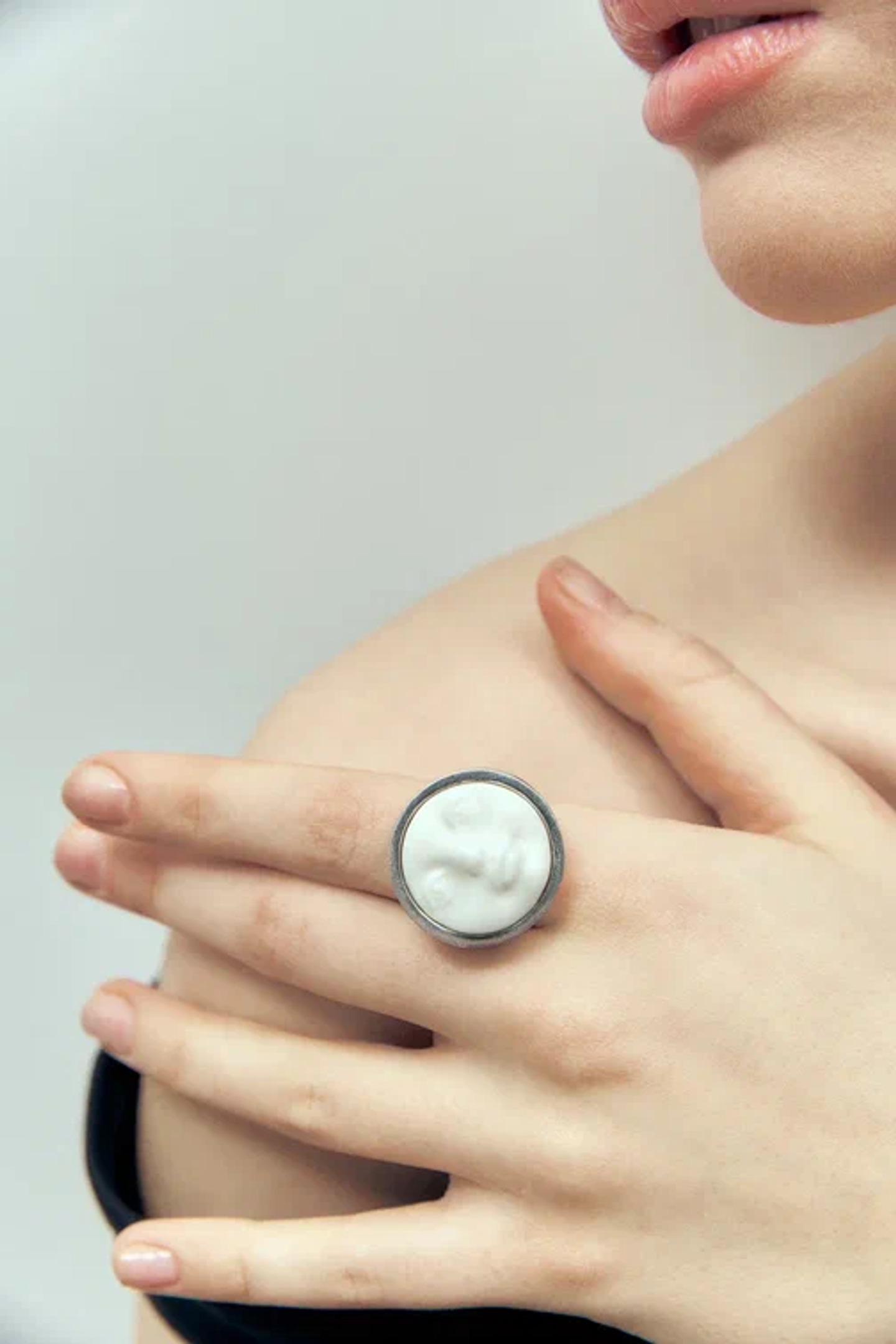 Кольцо Личико, белый фарфор