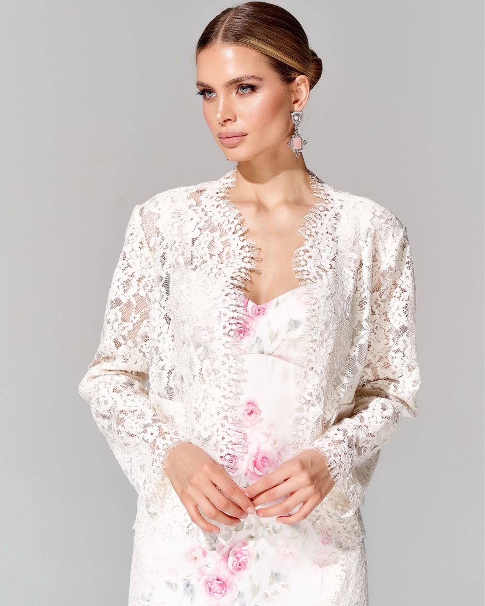 Платье-футляр с отделкой премиальным кружевом