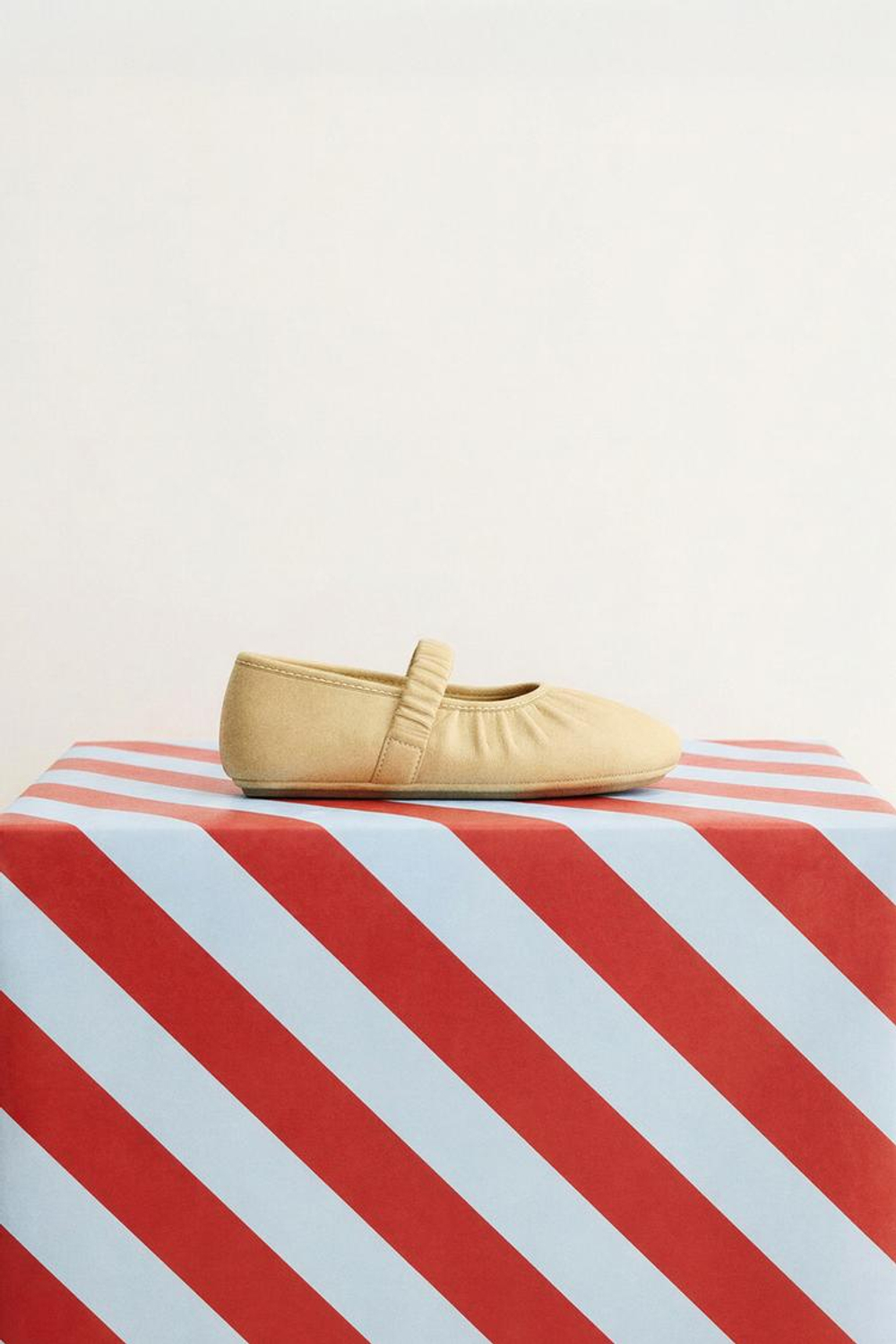 ZARA КОЖАНЫЕ БАЛЕТКИ, ЖЕЛТЫЙ