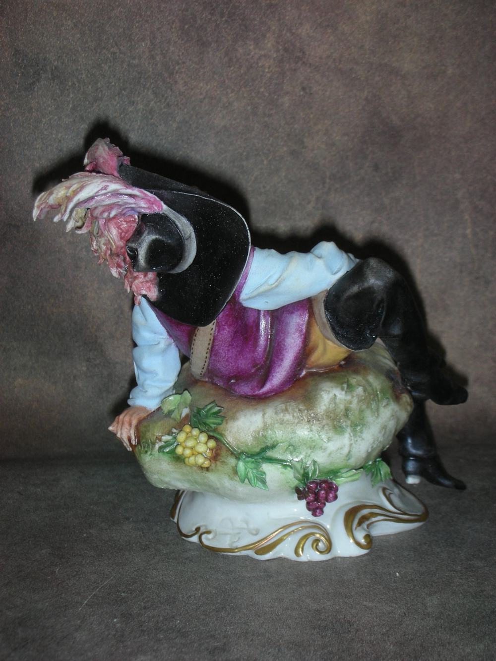 Статуэтка. Фарфор. Спящий мушкетёр. Capodimonte. Италия