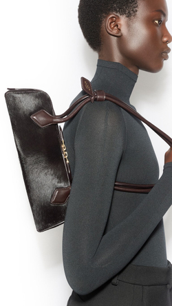 ALAÏA МАЛЕНЬКАЯ СУМКА LE TECKEL ИЗ НАТУРАЛЬНОЙ КОЖИ, ШОКОЛАДНЫЙ