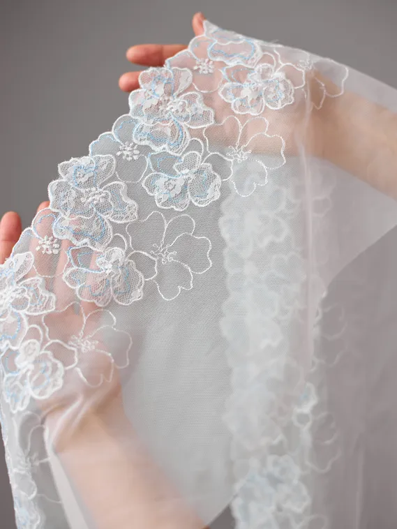 05-164 Вышивка на неэл. сетке 21 см, айвори/белый/голубой (правая)