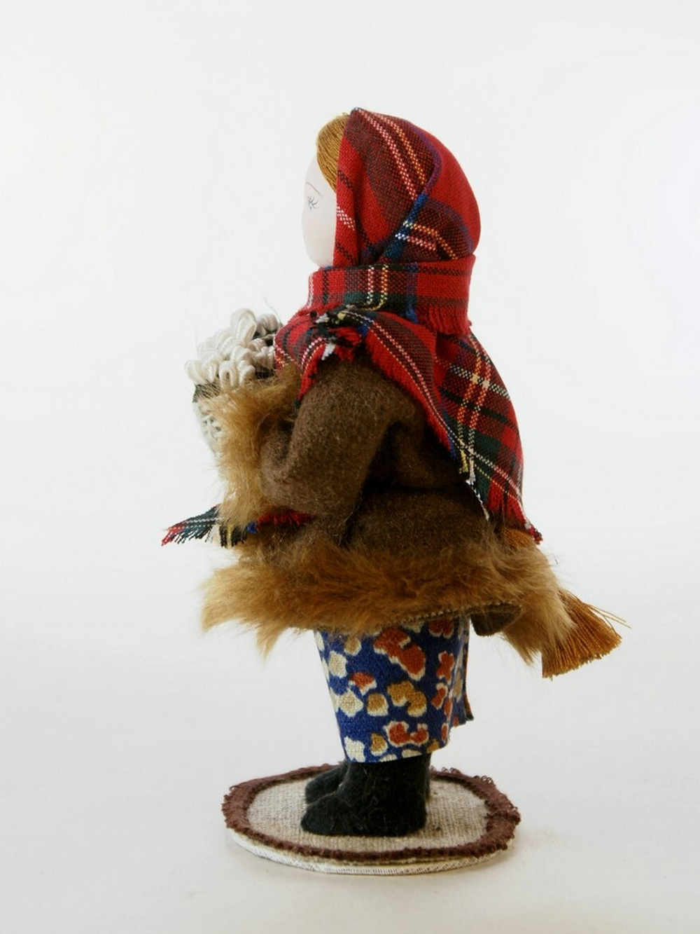 Кукла фарфоровая Девочка с корзиной подснежников