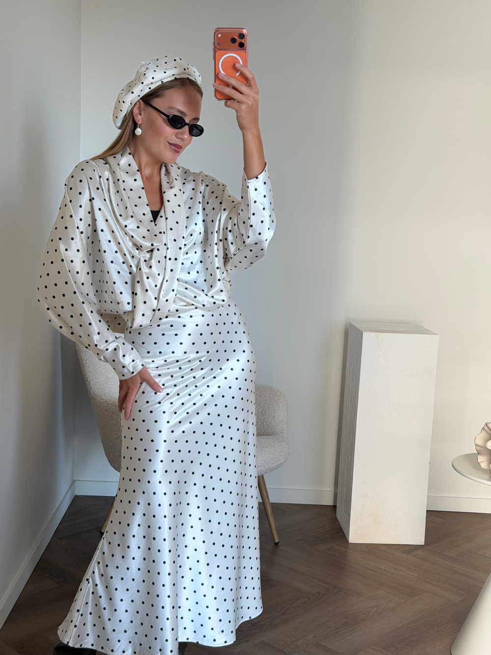 Блуза из атласа в горошек молочный