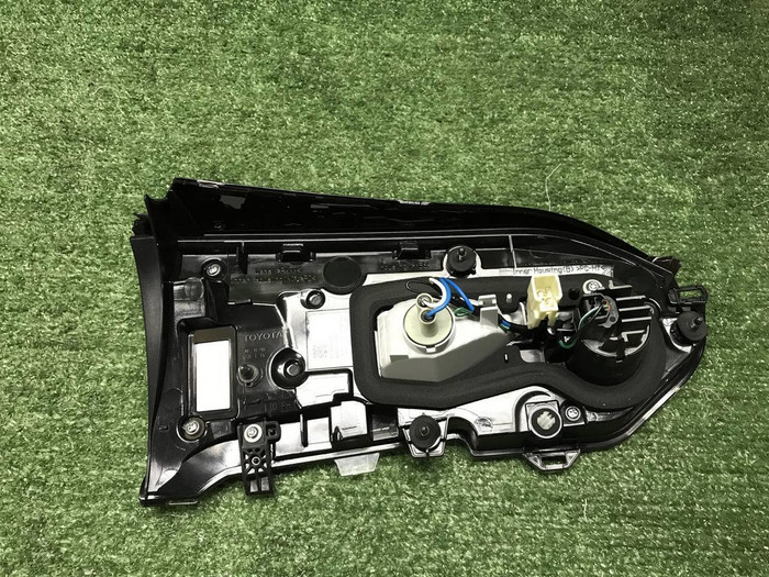 Фонарь правый внутренний Toyota RAV4 5 XA50 18-нв