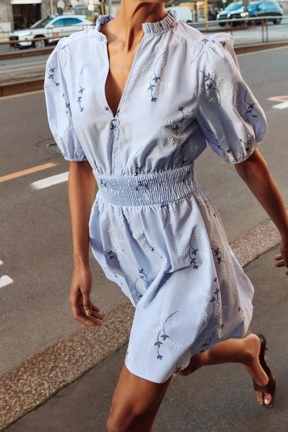 ZARA ПЛАТЬЕ С ВЫШИВКОЙ, СИНИЙ/БЕЛЫЙ