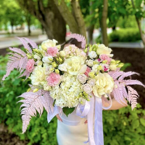 Авторская сборная композиция с Французскими розами и гортензиями в шляпной коробке. Цветы в коробке 002 Chalet Green