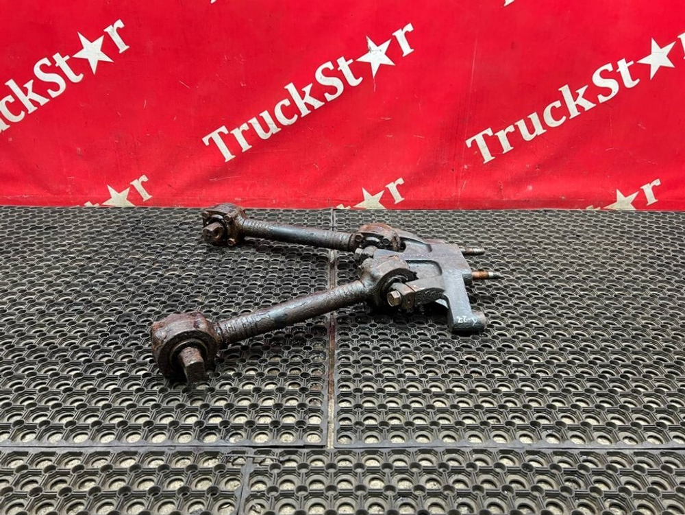 Кронштейн тяги реактивной в сборе