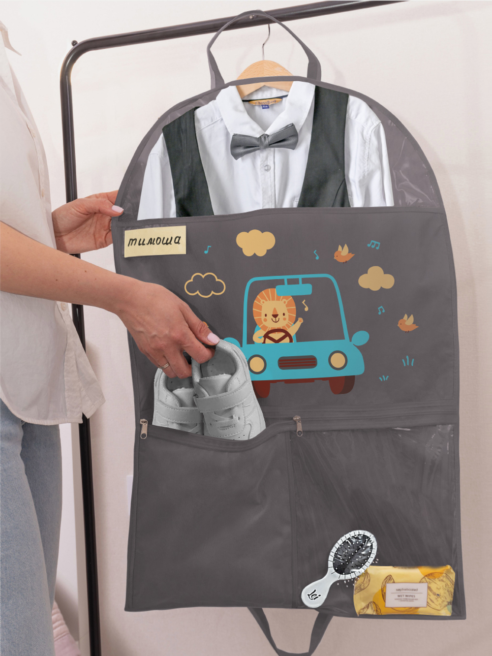 Детский чехол с карманами 80х50. Львенок в машине