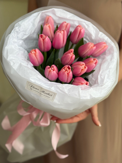 Нежный букет из розовых тюльпанов в элегантном оформлении от Флора Маркет