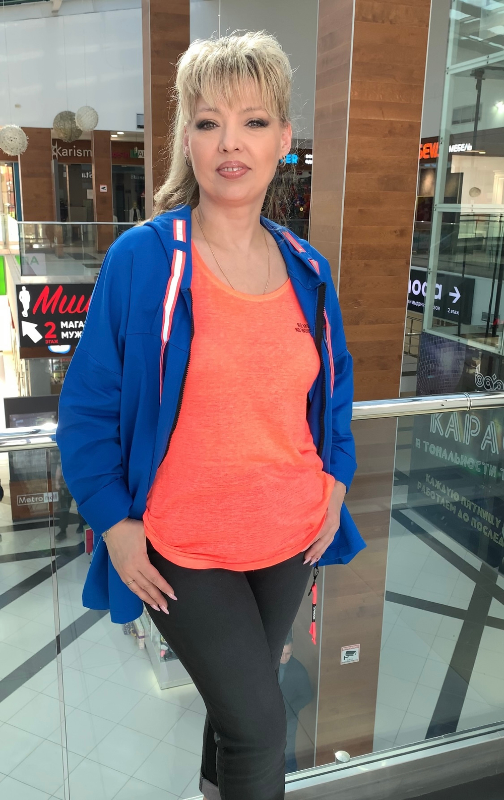 Жакет-ветровка на молнии с ярким принтом